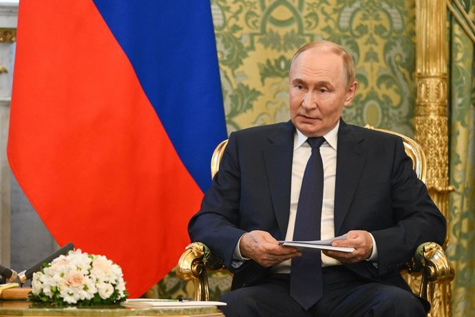 Archivo - 06 de agosto de 2025, Rússia, Moscou: O presidente da Rússia, Vladimir Putin, observa durante uma reunião com o rei Sultão Ibrahim da Malásia, no Grande Palácio do Kremlin, em Moscou. Foto: Kristina Kormilitsyna/TASS via ZUMA Press/dpa