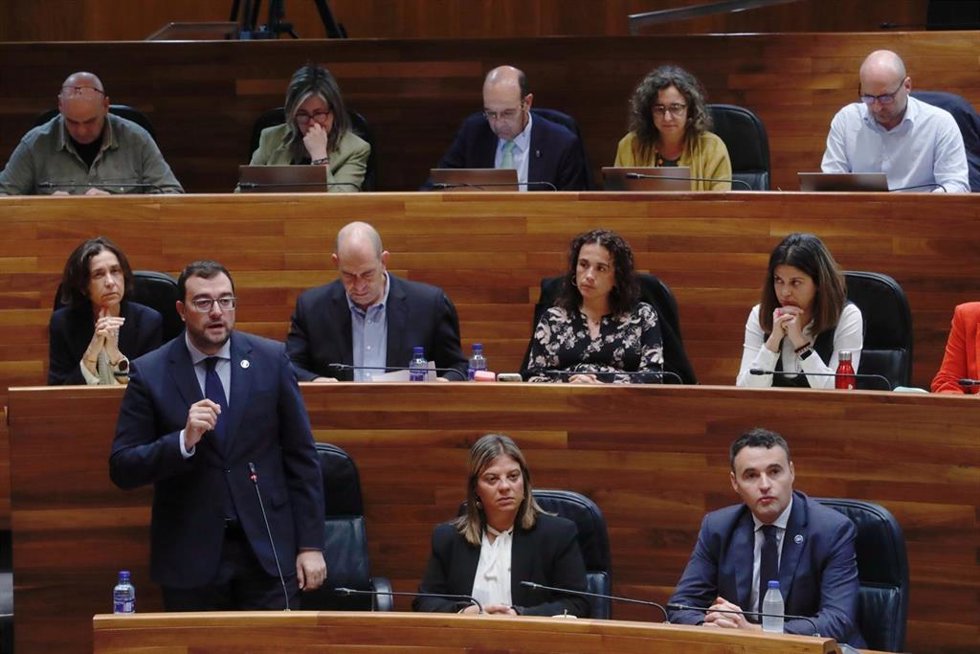 El presidente del Principado, Adrián Barbón, durante el Pleno de este miércoles en la Junta General.