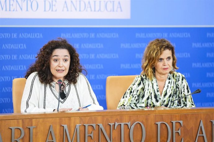 La portavoz del Grupo Por Andalucía, Inmaculada Nieto, y la diputada Esperanza Gómez, este miércoles en rueda de prensa en el Parlamento. 