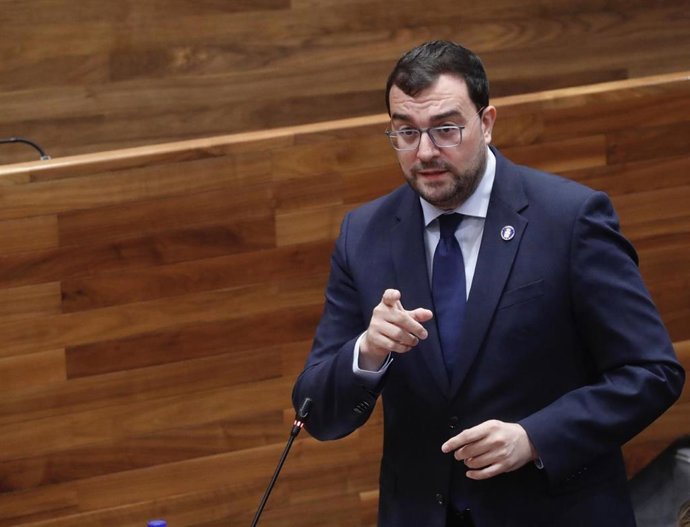 El presidente del Principado, Adrián Barbón, este miércoles en la Junta General.