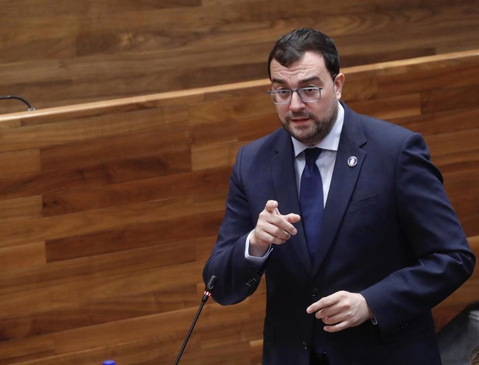 El presidente del Principado, Adrián Barbón, este miércoles en la Junta General.