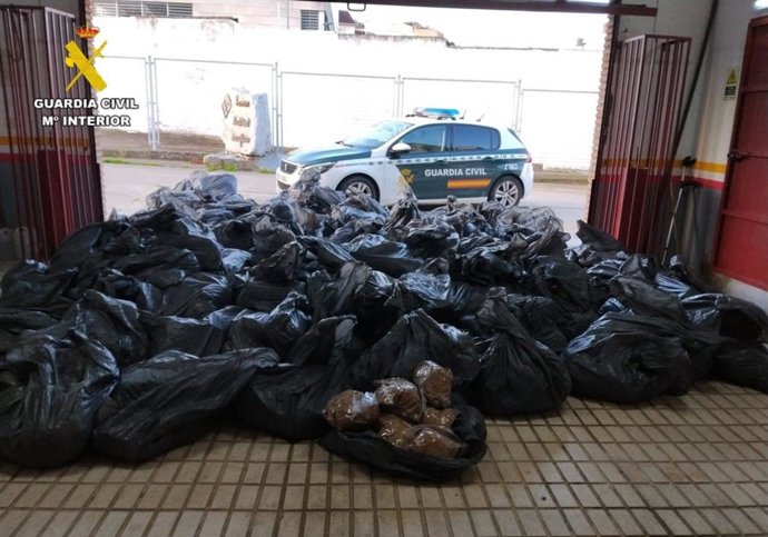 30 Bolsas De Basura Con 301 Kilos De Picadura De Tabaco Incautados Por La Guardia Civil En Carmona.