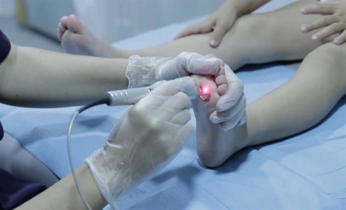 Archivo - Pies de una niña en el podólogo.