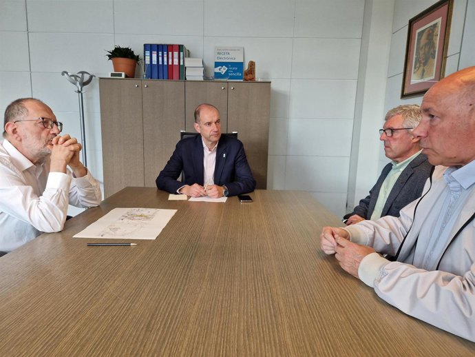 El jefe del Servicio de Obras de la Consejería de Salud, Jesús Menéndez; el viceconsejero de Política Sanitaria, Pablo García; el concejal de Sanidad del Ayuntamiento de Castropol, Julio Martínez, y el alcalde de Castropol, Francisco Javier Vinjoy.