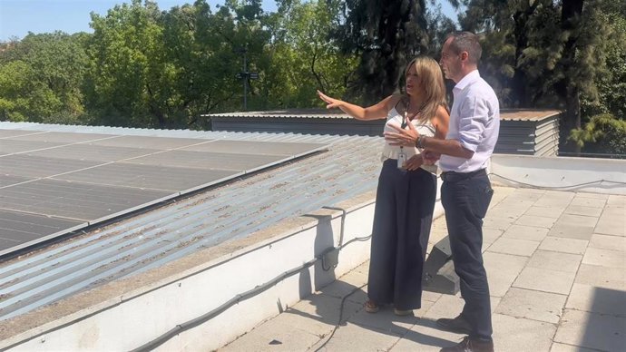 La delegada municipal de Lipasam, Evelia Rincón, en la visita a uno de los parques de limpieza con ocasión de la instalación de placas fotovoltaicas.
