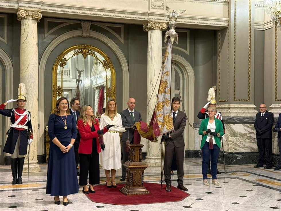 El portavoz del PSPV en el Ayuntamiento de Valncia, Borja Sanjuan, portador de la Reial Senyera durante la Procesión Cívica del 9 d'Octubre