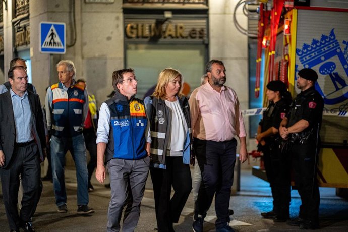 El alcalde de Madrid, José Luis Martínez-Almeida, a su llegada a las inmediaciones donde se ha derrumbado un edificio en obras, en la zona de Ópera, a 7 de octubre de 2025, en Madrid (España). Tres personas han resultado heridas en el derrumbe parcial de 