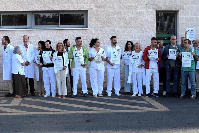 Concentración de condena a la agresión sufrida por un médico del Hospital Juan Ramón Jiménez de Huelva.