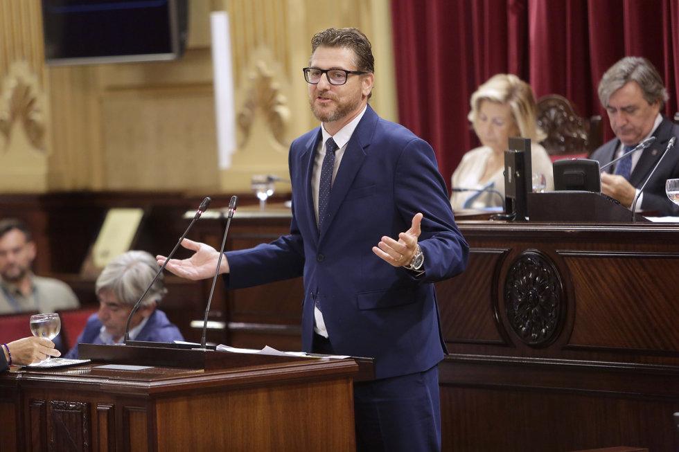 El portavoz del PP en el Parlament balear, Sebasti Sagreras, durante la segunda jornada del Debate de Política General, en el Parlament balear, a 8 de octubre de 2025, en Palma de Mallorca, Mallorca, Baleares (España).