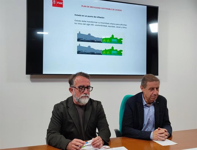 El portavoz del Grupo Municipal Socialista en el Ayuntamiento de Oviedo, Carlos Fernández Llaneza, y el concejal Juan Álvarez Areces.
