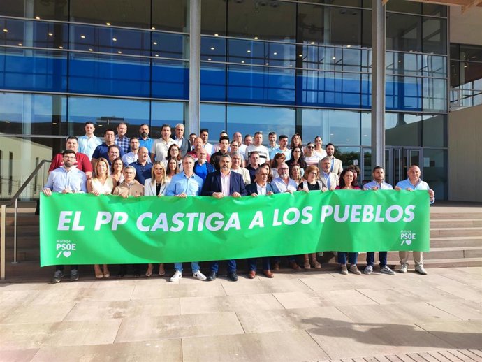 Alcaldes, alcaldesas y ediles socialistas de la provincia de Málaga se concentran a las puertas de la Diputación para pedir un reparto justo del Plan de Asistencia Económica Municipal (PAEM).