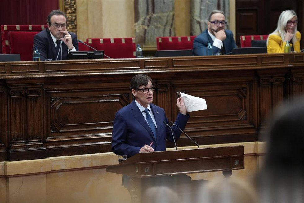 El presidente de la Generalitat, Salvador Illa, durante la primera jornada del Debate de Política General, en el Parlament de Catalunya, a 7 de octubre de 2025, en Barcelona, Catalunya (España). Con la tensión patente entre sus socios de investidura, Il