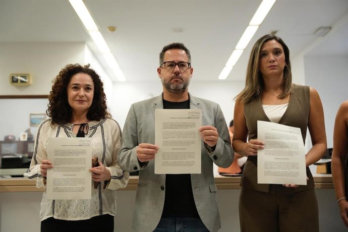 Los portavoces de los grupos de Por Andalucía, Inma Nieto; Adelante, José Ignacio García, y del PSOE-A, María Márquez, registran una solicitud de comisión de investigación en el Parlamento andaluz por los cribados de cáncer de mama.