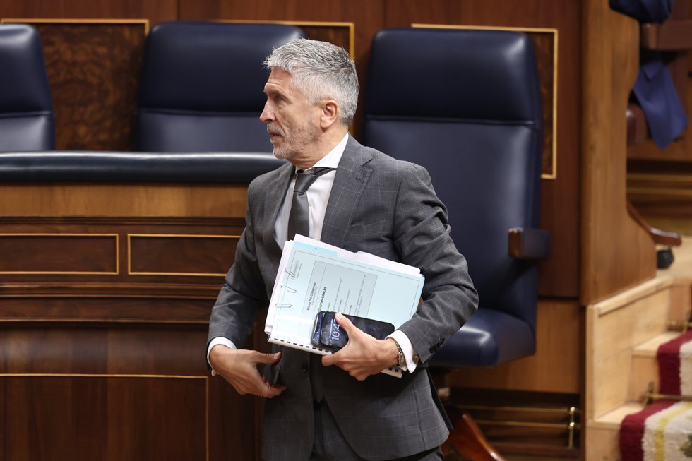 El ministro del Interior, Fernando Grande-Marlaska, a su salida de una sesión de Control al Gobierno, en el Congreso de los Diputados, a 7 de octubre de 2025, en Madrid (España).