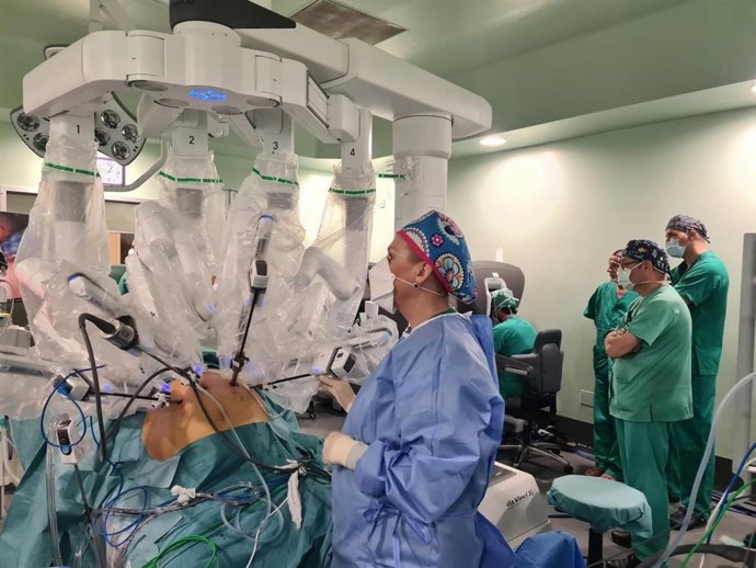 El Hospital Universitario de Gran Canaria Doctor Negrín interviene 32 cáncer de esófago mediante cirugía robótica