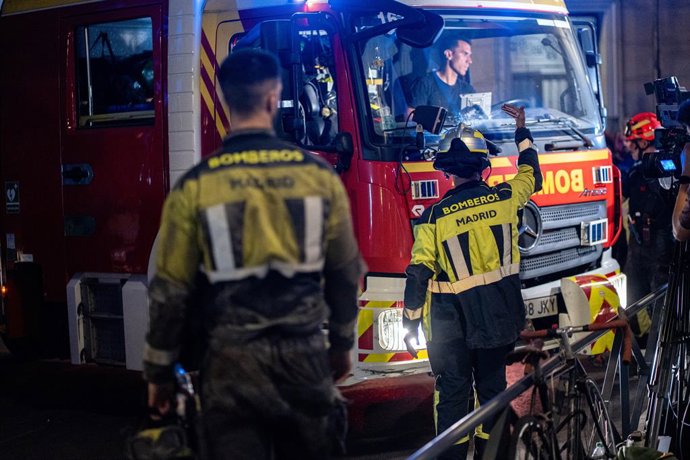 Varios bomberos de Madrid trabajan en las inmediaciones donde se ha derrumbado un edificio en obras, en la zona de Ópera, a 7 de octubre de 2025, en Madrid (España). Tres personas han resultado heridas en el derrumbe parcial de un edificio en obras de sei