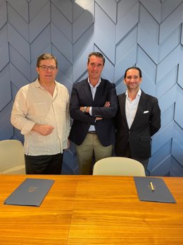 Fernando Seco, fundador y vicepresidente ejecutivo de Cesur, y Francisco Espinosa, President & founder de Uppery Club, han rubricado un convenio de colaboración.