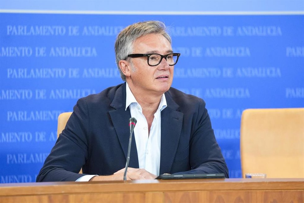 El portavoz del Grupo Parlamentario Vox, Manuel Gavira, durante la ronda de ruedas de prensa de portavoces de los grupos parlamentarios en el Parlamento de Andalucía, a 8 de octubre de 2025 en Sevilla (Andalucía, España). Los portavoces de los grupos pa