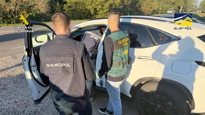Agentes de la Guardia Civil, Europol y de los Carabinieri italianos inspeccionan un vehículo robado.