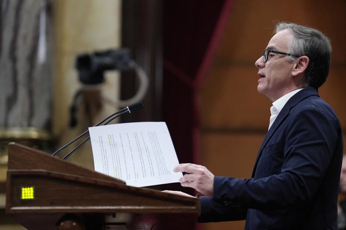 Josep María Jové, deputado do ERC, durante o primeiro dia do Debate de Política Geral no Parlamento Catalão em 7 de outubro de 2025 em Barcelona, Catalunha (Espanha). Com a tensão entre seus parceiros de investidura palpável, Illa enfrenta o primeiro dia 