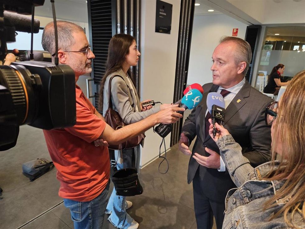 El consejero de Infraestructuras, Transporte y Vivienda, Manuel Martín Castizo, atiende a los medios en Badajoz