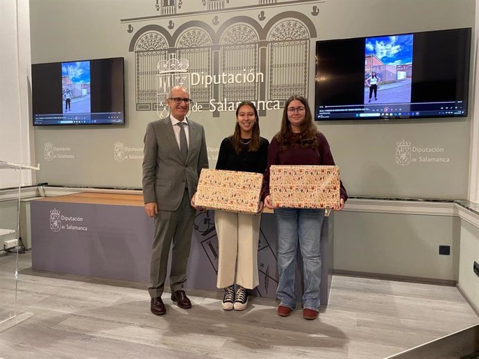El presidente de la Diputación de Salamanca, Javier Iglesias, preside la entrega de los premios de la novena edición del concurso de vídeos sobre educación tributaria organizado por el Organismo Autónomo de Recaudación y Gestión Tributaria