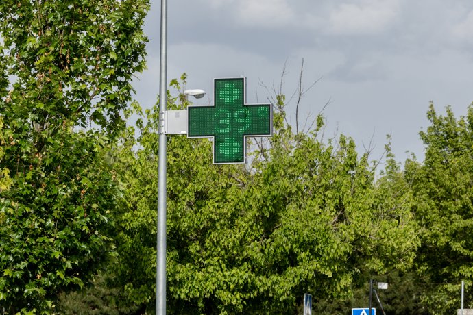 Una señal de farmacia indica la temperatura, durante un episodio de calor “extraordinario”, a 31 de mayo de 2025, en Madrid (España).