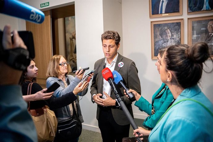 El portavoz del PSOE de la Asamblea de Madrid, Javier Guardiola, atiende a los medios de comunicación en el Ateneo de Madrid, a 8 de octubre de 2025, en Madrid (España). La plataforma PararLaGuerra hapresentado la convocatoria de movilizaciones en todas l
