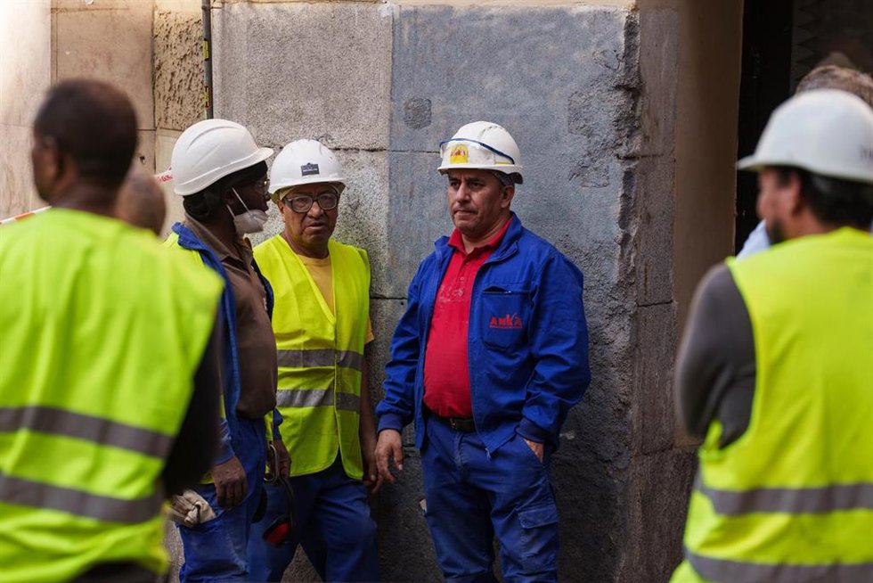 Varios obreros en las inmediaciones dónde se ha derrumbado un edificio en obras, en la zona de Ópera, a 7 de octubre de 2025, en Madrid (España). Tres personas han resultado heridas en el derrumbe parcial de un edificio en obras de seis plantas de la ca