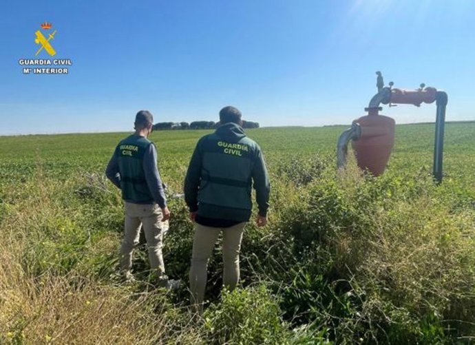 Agentes de la Guardia Civil en una explotación agrícola afectada por los robos.