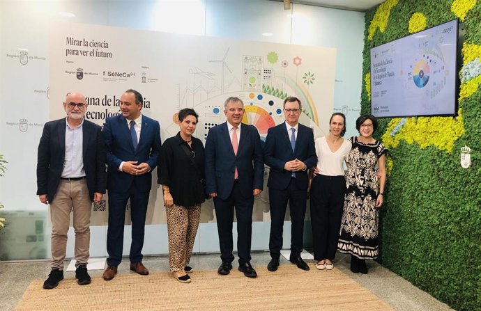 El consejero de Medio Ambiente, Universidades, Investigación y Mar Menor, Juan María Vázquez, presenta la Semana de la Ciencia que tendrá lugar entre los días 24 y 26 de octubre en el Jardín Botánico del Malecón de Murcia