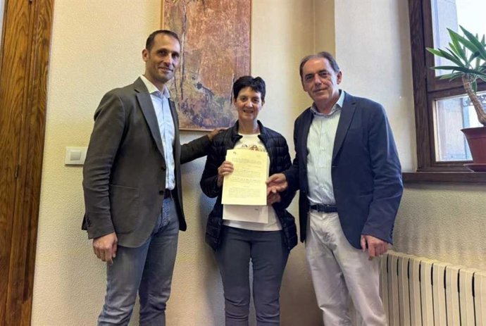 El alcalde de Berlanga, Enrique Rubio, la vicepresidente de la Asociación de Amigos del Castillo de Berlanga, María Luisa Merino, y el presidente de la Diputación, Benito Serrano.