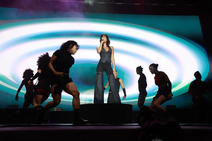 Archivo - La cantante Aitana en una de sus actuaciones en Icónica Santalucía Sevilla Fest. A 07 de junio de 2024, en Sevilla (Andalucía, España). La cantante Aitana abre una nueva edición del festival musical Icónica Santalucía Sevilla Fest en la Plaza de