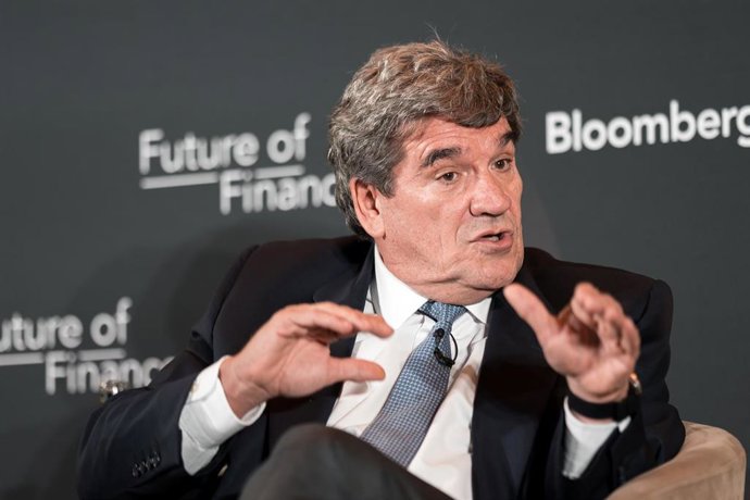 El gobernador del Banco de España, José Luis Escrivá, interviene durante el foro de Bloomberg "Futuro de las Finanzas: Perspectivas Económicas de España 2025", a 8 de octubre de 2025, en Madrid (España). En el foro se ha debatido sobre las últimas perspec