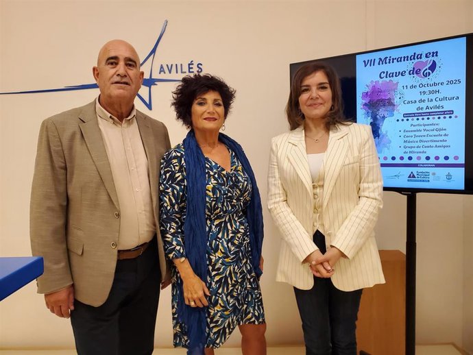 El presidente y la secretaria del Grupo de Canto Amigos de Miranda, Luis Menéndez y Elsa Ana Sánchez, y la concejala de Cultura, Yolanda Alonso.