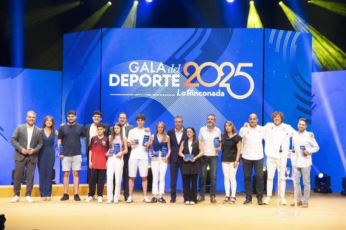 Foto de familia de los premiados en la Gala del Deporte de La Rinconada.