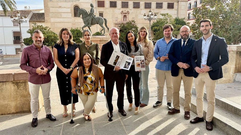 El alcalde, Manuel Barón, junto a concejales del equipo de gobierno municipal, durante la presentación de la candidatura de Antequera a Capital Española de la Gastronomía 2026.