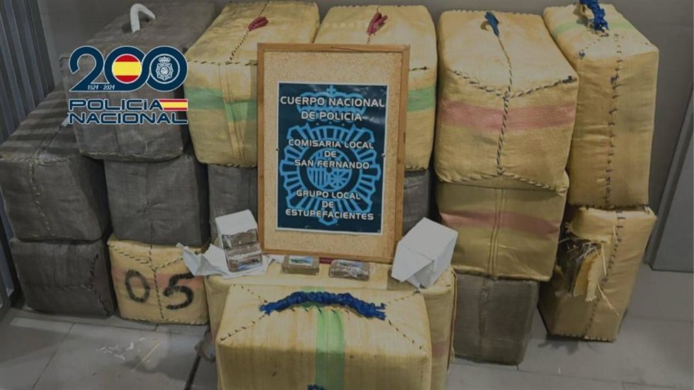 Fardos de hachís incautados en el muelle pesquero de Gallineras en San Fernando