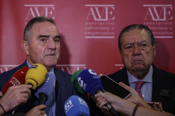 El vicepresidente segundo de la Generalitat y conseller para la Recuperación Económica y Social, Francisco José Gan Pampols, atiende a los medios junto al presidente de AVE, Vicente Boluda, tras un desayuno coloquio con los asociados de AVE