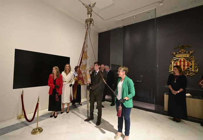 Traslado de la Senyera desde el Museo Histórico Municipal, ubicado en el Ayuntamiento, hasta el Salón de Cristal