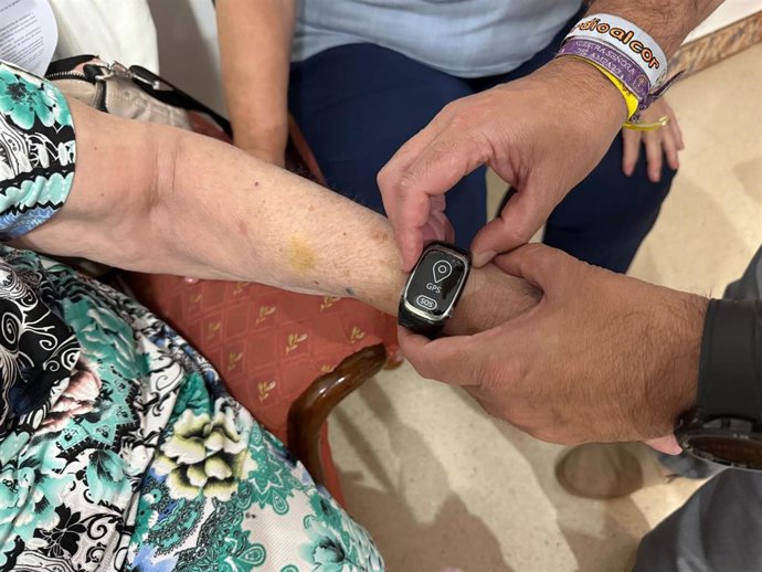 Imagen de recurso acerca del proyecto piloto de relojes geolocalizadores para mayores dependientes.