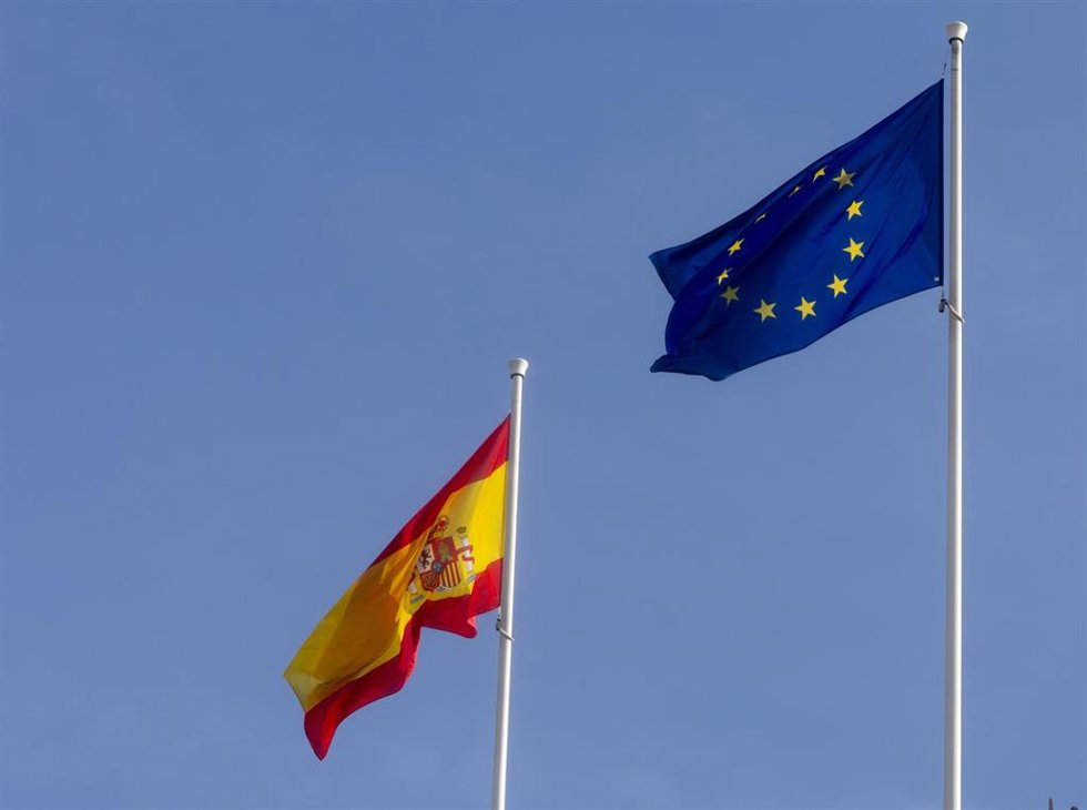 Archivo - Las banderas de España y de la Unión Europea, a 3 de diciembre de 2024, en Madrid (España).
