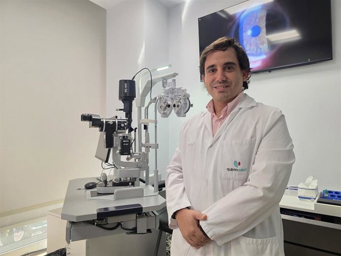 El doctor José Manuel Sandoval, jefe del Servicio de Oftalmología del Hospital Quirónsalud Málaga