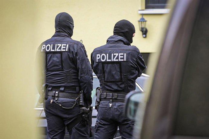 16 September 2025, Lower Saxony, Hildesheim: Police officers are seen during an operation. Terrorism investigators are taking action against several suspects in three federal states for the formation of a suspected right-wing extremist armed group. Photo: