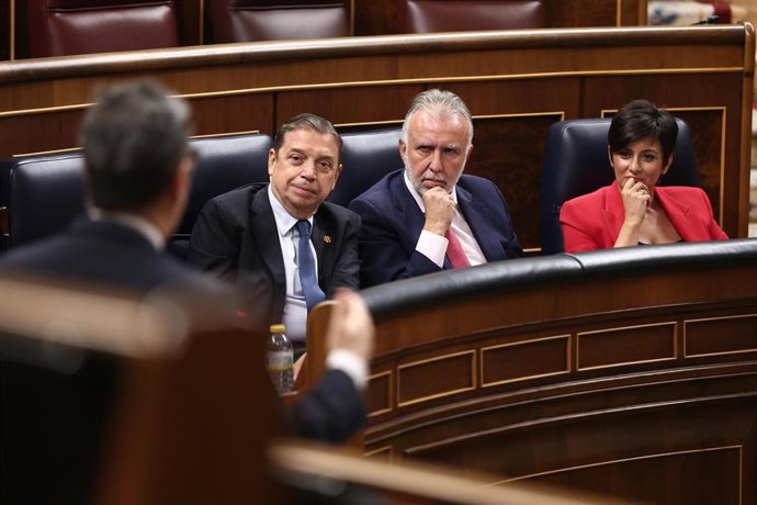 (I-D) El ministro de Agricultura, Pesca y Alimentación, Luis Planas; el ministro de Política Territorial y Memoria Democrática, Ángel Víctor Torres, y la ministra de Vivienda y Agenda Urbana, Isabel Rodríguez, durante una sesión de Control al Gobierno,  