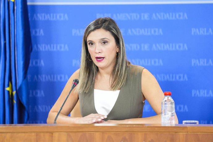 La portavoz del Grupo Parlamentario Socialista, María Márquez, durante la ronda de ruedas de prensa de portavoces de los grupos parlamentarios en el Parlamento de Andalucía, a 8 de octubre de 2025 en Sevilla (Andalucía, España). Los portavoces de los grup