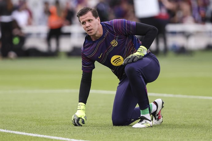 Wojciech Szczesny, do FC Barcelona, observa durante a partida de futebol do campeonato espanhol, La Liga EA Sports, disputada entre FC Barcelona e Real Sociedad no Estadi Olimpic Lluis Companys em 28 de setembro de 2025 em Barcelona, Espanha.