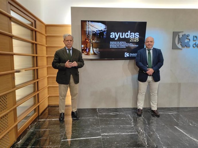 El presidente de la Diputación, Salvador Fuentes (izda), y el delegado de Cultura, Gabriel Duque, en la presentación de las ayudas a bandas y agrupaciones musicales.