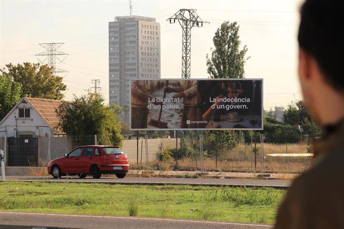 Valla publicitaria de Compromís en la CV-400