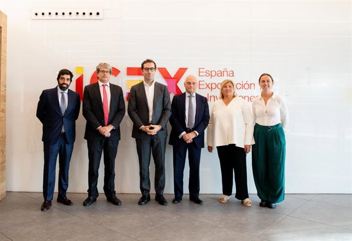 Rafael Vaquero, director general CRE100DO; José María Blasco, director ejecutivo Crecimiento ICEX; Carlos Cuerpo, ministro de Economía; Carlos Mira, presidente CRE100DO; Mar Castro, subdirectora ICES; Cristina Pinilla, directora Gabinete Consejera ICEX.